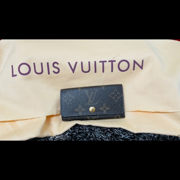 Louis Vuitton 4 key holder - Picture 1 of 7